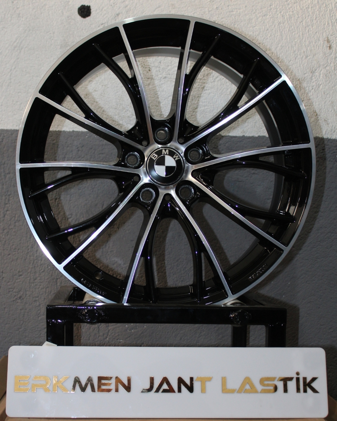 Bu özel üretim BMW M Competition jant, hafif alaşım yapısı ve üstün aerodinamik özellikleriyle aracınıza maksimum performans ve estetik katar. Orijinal ekipman standartlarında üretilmiştir.