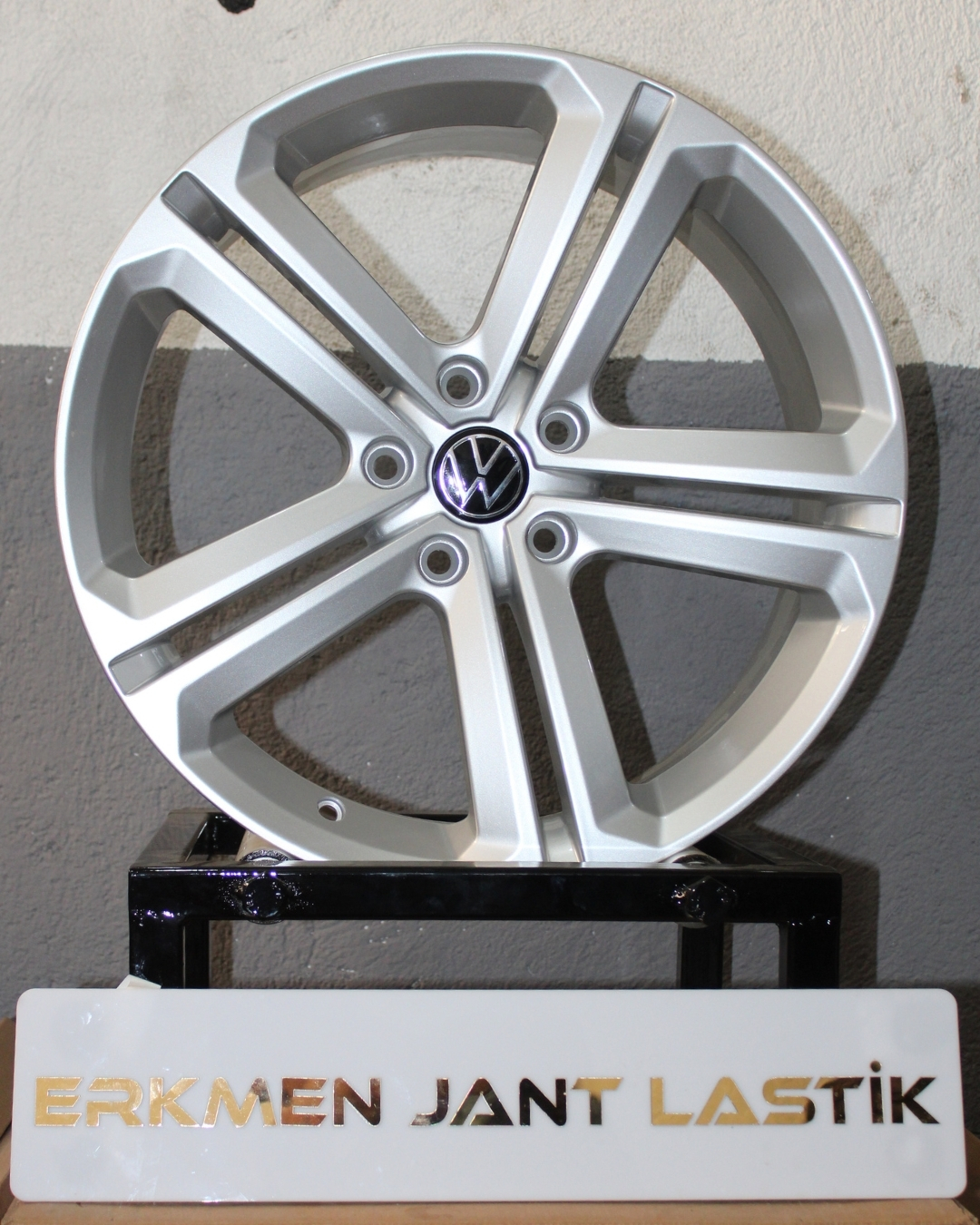 Volkswagen uyumlu 19 inç Mallory model jant. 5x112 bijon aralığı ile aracınıza sportif ve modern bir görünüm kazandırır.