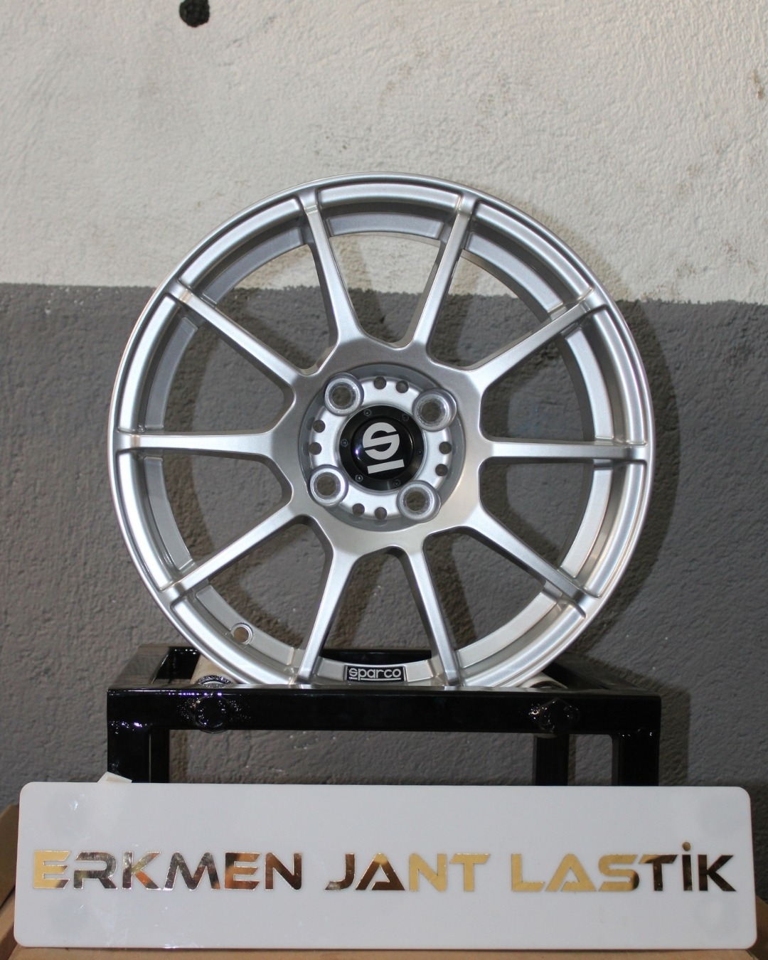 Motor sporlarından ilham alan tasarım. 15 inç Sparco Assetto Gara, süper hafif yapısı ile aracınızın performansını artırırken 4x100 uyumuyla kompakt araçlara mükemmel uyum sağlar.