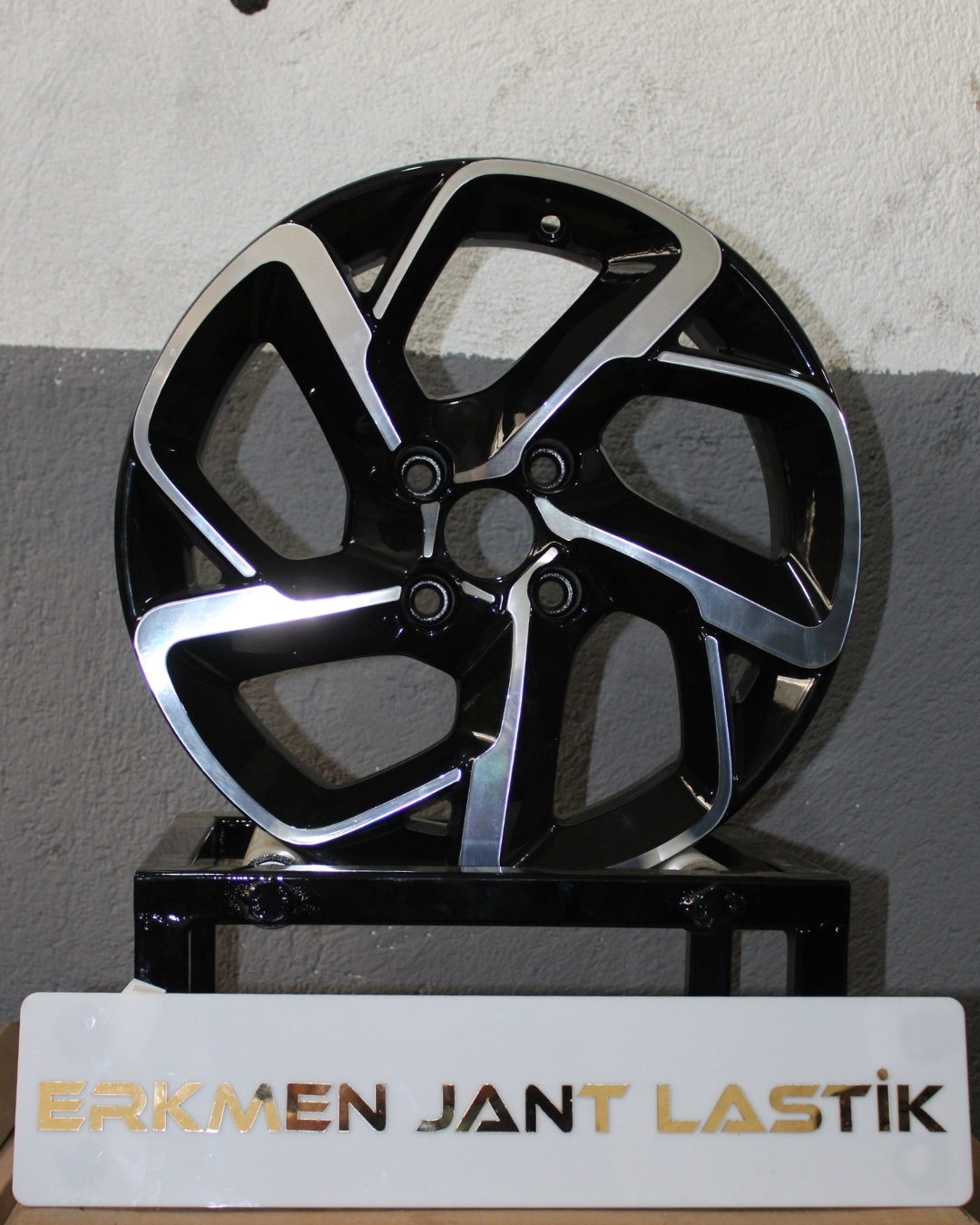 Peugeot, Citroen ve Ford modelleriyle tam uyumlu 16 inç jant takımı. 4x108 bijon aralığı ile aracınıza şık bir görünüm ve güvenli yol tutuşu sağlar.