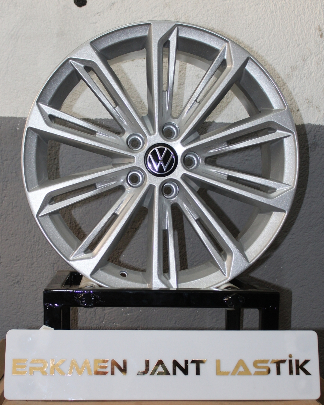 Volkswagen Passat R-Line donanımı için özel Verona model 19 inç jant. 5x112 bijon aralığı ile aracınıza sportif ve prestijli bir duruş katar.