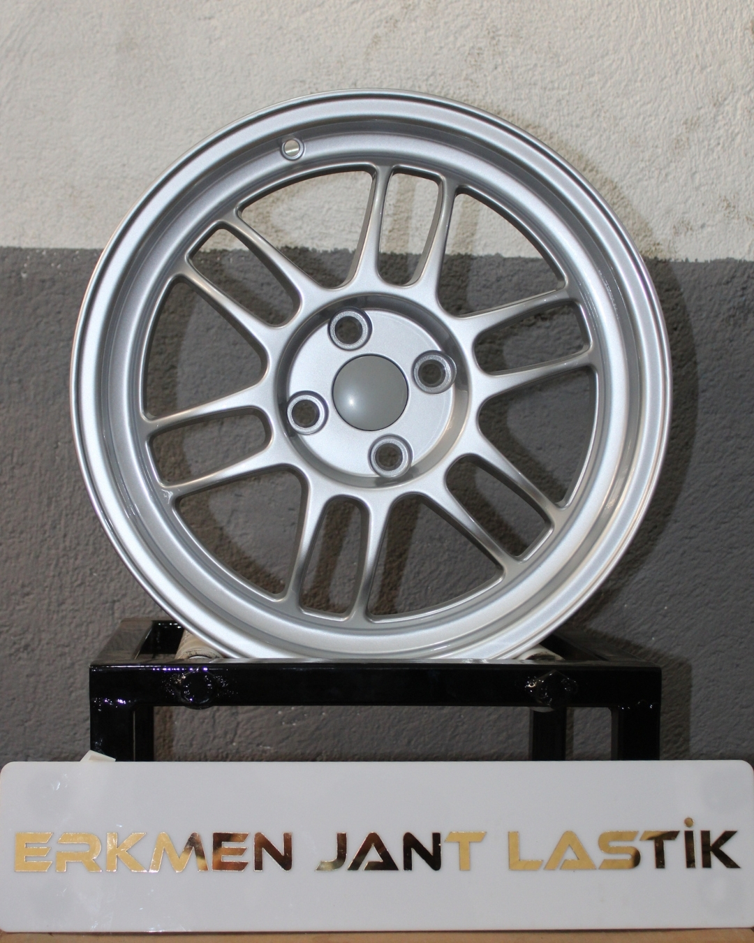 Japon mühendisliği Enkei kalitesi. 16 inç gümüş renkli bu jant takımı, hafif yapısı ve 4x100 uyumuyla aracınıza hem performans hem de zarif bir görünüm kazandırır.